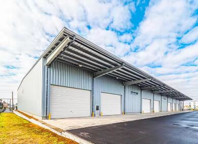 Marco de portal ligero prefabricado Estructura de acero Almacén Edificio de fábrica Q345B Q355B Instalación del fabricante Unidad de almacenamiento de metal prefabricada Solución de almacenamiento impermeable que ahorra espacio