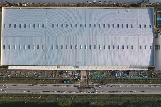 Componentes prefabricados de estructura de acero instalación en campo edificio de fábrica planta de procesamiento de alimentos stock almacén tránsito estación logística
